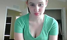 Amateurrothaarige mit geschwollenen Nippeln genießt sich vor der Webcam