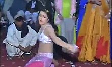 Pakisztáni nők érzéki táncolnak meztelenül