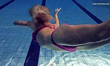 Ryska tonåringen Elena Prokovas naturliga bröst och perfekta kropp i poolen