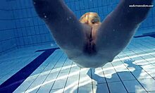 रूसी टीन एलेना प्रोकोवा के प्राकृतिक स्तन और पूल में पूर्ण शरीर