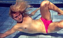 Orosz tini Elena Prokovas természetes mellekkel és tökéletes testtel a medencében