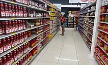 Брюнетка доминиканска приятелка е качена в супермаркета
