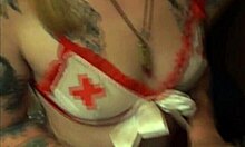 란제리를 입은 성숙한 간호사가 솔로 비디오에서 유혹하고 만족합니다