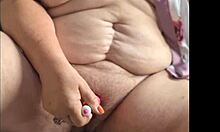 Tlustá a baculatá babička manželka si užívá kouření a masturbaci