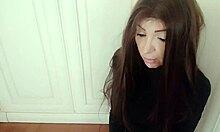 Bedårande flickvän bekänner sina sexuella önskningar i hemgjord POV-video
