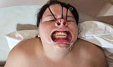 뚱뚱한 여자가 BDSM 비디오에서 엉덩이를 핥고 지배당합니다