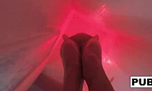 Kendra Cole, eine atemberaubende Brünette, genießt eine sinnliche Dusche in einem selbstgemachten Video