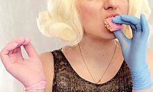 Vídeo ASMR de fetiche alimentar de biscoitos da Arya Granders com uma garota ao lado