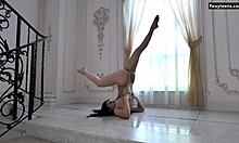 Dasha Gaga, egy tetovált tini lenyűgöző fizikummal, akrobatikus mozdulatokat hajt végre a padlón