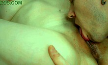 Hnedovláska milfka si užíva vášnivý orálny sex od svojho výstredného milenca