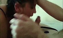 Amatörtjejen Lus försöker deepthroating och ansiktsknulla i en hemmagjord video
