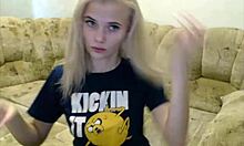 Frøken Julia, en sjarmerende latvisk tenåringsjente, engasjerer seg i webchat i stedet for Fortnite