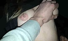 Giovane bionda salace si masturba e succhia un cazzo eretto