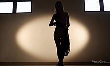Elastyczna kobieta z długimi włosami tańczy w erotycznej bieliźnie