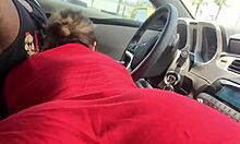 Η Crystina Rossi κάνει πίπα στο μαύρο της πουλί σε ένα κινούμενο αυτοκίνητο