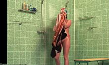 Karcsú amatőr mutatja nedves meztelen testét a zuhany alatt (HD kukkoló)