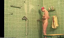 Chica amateur kinky muestra su cuerpo perfecto en la ducha