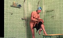 Delgada amateur muestra su cuerpo desnudo y mojado en las duchas (HD voyeur)