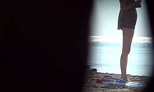 Руса нудистка се раздяла на плажа