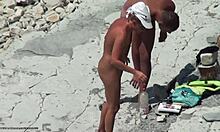 Pacar pirang yang berkulit coklat kecoklatan memamerkan pantatnya di kamera