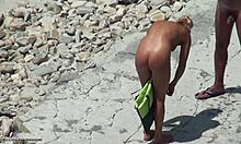 Pacar pirang yang berkulit coklat kecoklatan memamerkan pantatnya di kamera