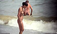 Тамнокоса гола жена шета гола на плажи