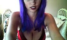 Фиолетоволосая подруга демонстрирует свою сексуальную грудь
