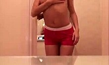 Garota flexível e pequena gosta de filmar seu corpo nu