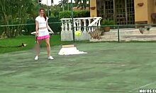 Tennismeisje pronkt met haar upskirt terwijl ze voorover buigt voor handdoek