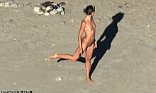 Vídeo voyeur de nudismo com uma morena de pernas longas em HD