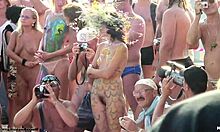 Exhibicionistické priateľky stoja nahé v telovej farbe