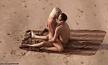 Pareja nudista amateur se escabulle para disfrutar del sexo por detrás en una playa