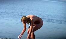 Vollbusige Blondine macht Sachen an einem FKK-Strand und sieht heiß aus