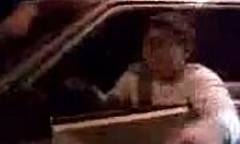 醉醺醺的俄罗斯男人在车上裸奔