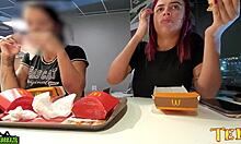 שתי נשים עם תשוקות מיניות חושפות את השדיים שלהן בזמן האוכל במקדונלדס - עם מלאך עם דיו מקצועי