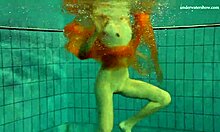 Nastya se desnuda y muestra su atractiva figura desnudita en la piscina