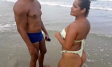 在海滩上与一个诱人的伴侣的热辣邂逅,他给了我一个惊险的肛交