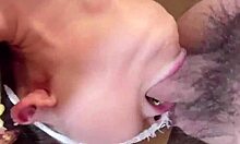 Gadis imut dengan gantungan rendah dipanggang dan disumpal dalam video fetish buatan sendiri