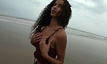 Manoella Fernandi nauhat alas hänen bikinit pohja meren rannalla