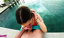 Amatorska nastolatka dostaje wytrysk w basenie na dachu od potwornego kutasa