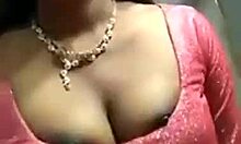 Indická MILFka predvádza svoje bradavky v domácom videu