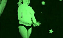 玛丽莲梦露,一个金发女郎,在60年代的色情电影中脱下衣服,在公共场合露面