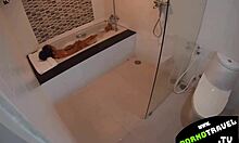 En ung pige bliver beskidt på badeværelset