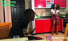 Sensuel sex i køkkenet med Naija Beauty og hendes brors ven