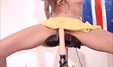 Mladá dívka používá dildo na kole pro smyslné potěšení