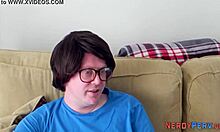 Video met hoge definitie van een amateurjongen die een Britse homo in zijn mond spuugt