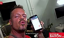 Sidney Dark, niemiecka gotycka MILF, palcuje swoją ogoloną cipkę przed gorącą randką na datingbaron.com