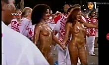 热的巴西青少年在狂欢节上表演裸舞