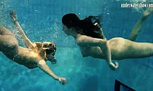 Lesbisk par mødes under vandet
