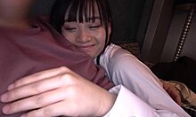 Uma adolescente asiática peluda recebe um creme de um grande pênis em uma intensa sessão de orgasmos